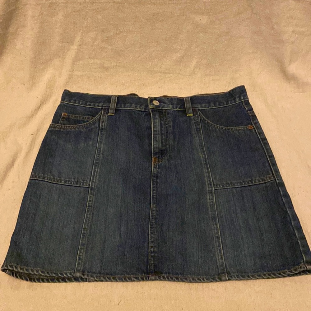 Gap denim skirt with pockets.